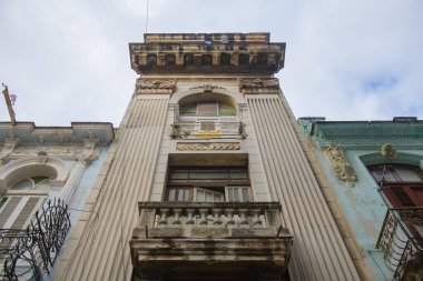 Calle Aguacate Caddesi 'ndeki tarihi binalar Eski Havana' daki Calle Sol Caddesi 'nde (La Habana Vieja). Eski Havana bir Dünya Mirası Alanı. 