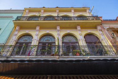 Küba, Havana 'daki Habana Caddesi' ndeki Calle Obispo Caddesi 'ndeki tarihi binalar. Eski Havana bir Dünya Mirası Alanı. 