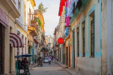 Calle Compostela Caddesi 'ndeki tarihi binalar Eski Havana' daki Obispo Caddesi 'nde (La Habana Vieja). Eski Havana bir Dünya Mirası Alanı. 