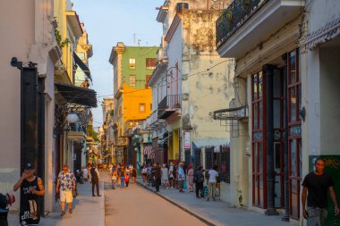 Küba, Havana 'daki Aguacate Caddesi' ndeki Calle Obispo Caddesi 'ndeki tarihi binalar. Eski Havana bir Dünya Mirası Alanı. 