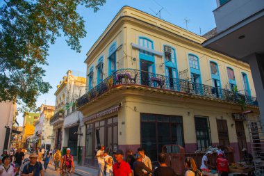 Küba, Havana 'daki Aguacate Caddesi' ndeki Calle Obispo Caddesi 'ndeki tarihi binalar. Eski Havana bir Dünya Mirası Alanı. 