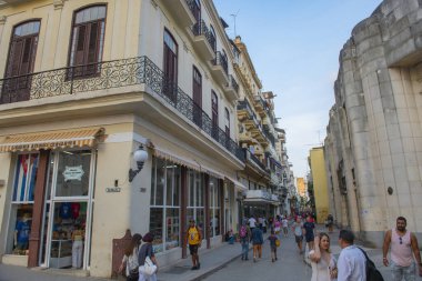 Küba 'nın başkenti Havana' daki Bernaza Caddesi 'ndeki Calle Obispo Caddesi' ndeki tarihi binalar. Eski Havana bir Dünya Mirası Alanı. 