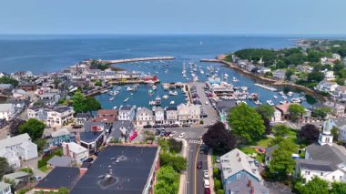 Rockport Limanı hava görüntüsü Bearskin Neck ve Motif 1 numaralı bina tarihi sahil kasabası Rockport, Massachusetts MA, ABD. 