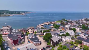 Rockport, Massachusetts MA, ABD 'nin tarihi şehir merkezindeki Birinci Cemaat Kilisesi ve Cephe Sahili' nin havadan görünüşü. 