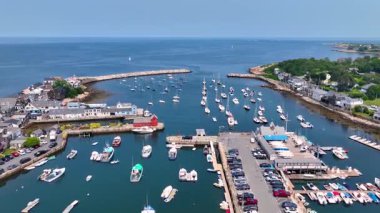 Rockport Limanı hava görüntüsü Bearskin Neck ve Motif 1 numaralı bina tarihi sahil kasabası Rockport, Massachusetts MA, ABD. 