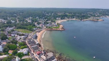 Rockport, Massachusetts MA, ABD 'deki tarihi sahil köyü Sandy Bay' deki Front Beach hava görüntüsü.. 