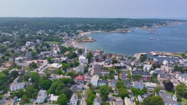 Rockport, Massachusetts MA, ABD 'nin tarihi şehir merkezindeki Birinci Cemaat Kilisesi ve Cephe Sahili' nin havadan görünüşü. 