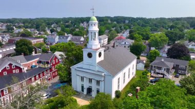 Rockport, Massachusetts MA 'nın tarihi şehir merkezinde 22 Main Caddesi' ndeki ilk Cemaat Kilisesi hava görüntüsü.. 