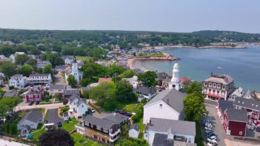 Rockport, Massachusetts MA, ABD 'nin tarihi şehir merkezindeki Birinci Cemaat Kilisesi ve Cephe Sahili' nin havadan görünüşü. 