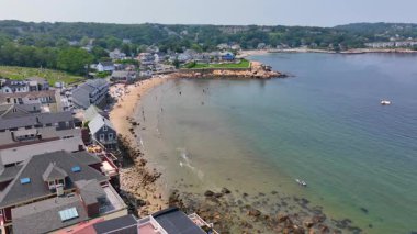 Rockport, Massachusetts MA, ABD 'deki tarihi sahil köyü Sandy Bay' deki Front Beach hava görüntüsü.. 