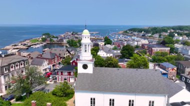 Rockport Harbor ile ilk Cemaat Kilisesi hava görüntüsü tarihi şehir merkezi Rockport, Massachusetts MA 'da, ABD. 