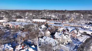 Wellesley, Massachusetts MA, ABD 'nin tarihi şehir merkezinde kışın Central Street hava manzarası.