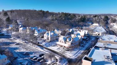 Wellesley, Massachusetts MA 'nın tarihi şehir merkezinde kışın havadan manzaralı tarihi evler..