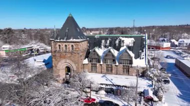 Newton Center Metodist Episkopal Kilisesi 'nin kışın Newton City, Massachusetts MA, ABD' deki Newton Center 'da 10 Langley Yolu' ndaki hava görüntüsü. 