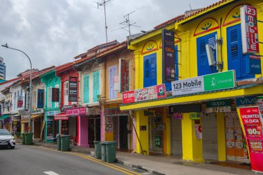 Dunlop Caddesi 'ndeki tarihi ticari binalar Clive Caddesi' ndeki Küçük Hindistan 'daki Rochor Bölgesi, Singapur Bölgesi.. 