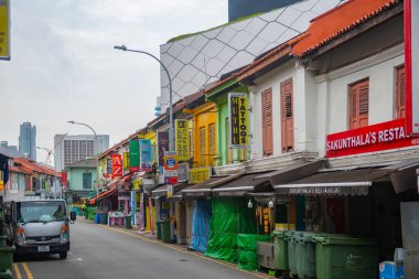 Dunlop Caddesi 'ndeki tarihi ticari binalar Küçük Hindistan' daki Serangoon Yolu 'nda Rochor Bölgesi, Singapur. 