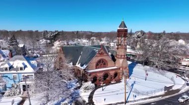 İlk Baptist Kilisesi hava görüntüsü Richardsonian Romanesque Revival stili ile 1299 Centre Street, Newton Centre, Boston metropolitan, Massachusetts MA, ABD.