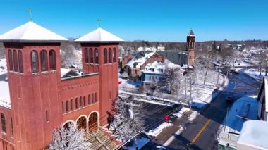 Korkmuş Yürek Parish kilisesinin kışın havadan görünüşü İtalyan tarzıyla Newton Centre Caddesi 1317 numarada, Boston Metropolitan, Massachusetts MA, ABD.