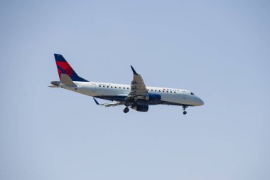 Delta Hava Yolları Bağlantısı Embraer ERJ-175 N230JQ Boston Logan Uluslararası Havalimanı, Boston, Massachusetts MA, ABD.