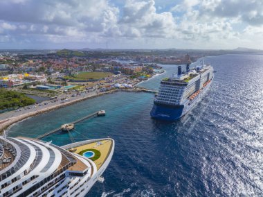 MSC Divina ve Ünlülerin Yansıması Otrobanda 'daki Curacao Cruise Terminaline yanaştı.. 