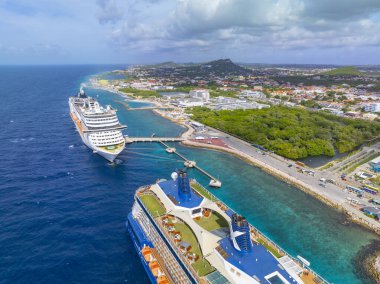 MSC Divina ve Ünlülerin Yansıması Otrobanda 'daki Curacao Cruise Terminaline yanaştı.. 