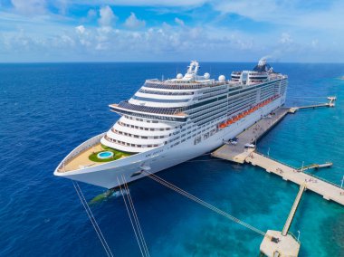 MSC Divina hava görüntüsü. Curacao Cruise Terminali, Otrobanda, Willemstad, Curacao.. 