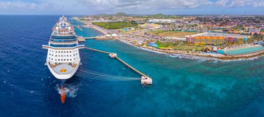 Curacao, Otrobanda 'daki Curacao Cruise Terminali' ne yanaştı. Willemstad, Curacao.. 