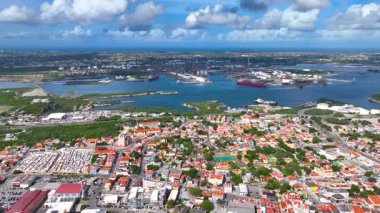 Willemstad, Curacao 'nun arka planında Schottegat Körfezi' nin bulunduğu Otrobanda tarihi merkez hava manzarası. Tarihi Willemstad UNESCO 'nun Dünya Mirası Bölgesi. 