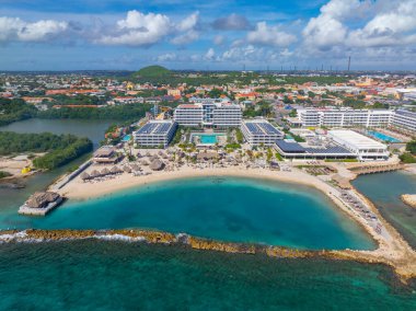 Otrobanda, Willemstad, Curacao 'daki Mangrove Beach hava manzaralı Corendon Oteli. 
