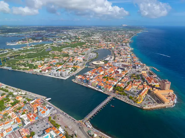 Willemstad tarihi şehir merkezi hava manzarası Handelskade Caddesi ve Koningin Emmabrug yüzer köprüsü, Willemstad, Curacao. Tarihi Willemstad UNESCO 'nun Dünya Mirası Bölgesi. 