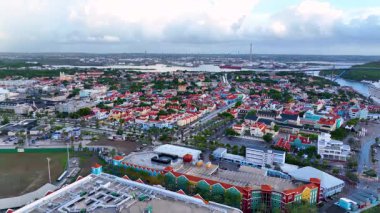 Willemstad, Curacao 'daki Otrobanda şehir merkezindeki Alley Area' da tarihi Hollanda tarzı ev manzarası. Tarihi Willemstad UNESCO 'nun Dünya Mirası Bölgesi. 