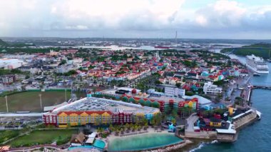 Otrobanda tarihi merkez hava manzarası Willemstad, Curacao 'da. Tarihi Willemstad UNESCO 'nun Dünya Mirası Bölgesi. 