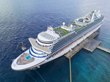 Prenses Cruises 'un Zümrüt Prenses hava manzarası Otrobanda' daki Curacao Cruise Terminaline kenetlendi.. 