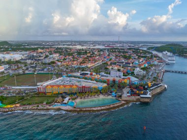 Otrobanda, Willemstad, Curacao 'da bulunan Sint Anna Körfezi ağzında modern depoları olan Rif Fort hava manzarası. Tarihi Willemstad UNESCO 'nun Dünya Mirası Bölgesi. 