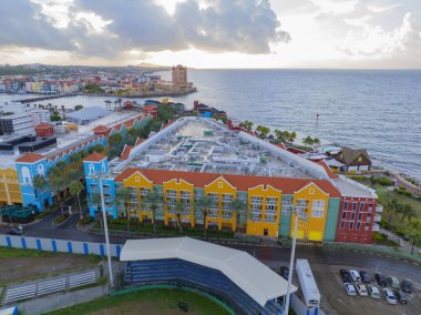Otrobanda, Willemstad, Curacao 'da bulunan Sint Anna Körfezi ağzında modern depoları olan Rif Fort hava manzarası. Tarihi Willemstad UNESCO 'nun Dünya Mirası Bölgesi. 