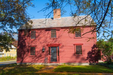 Bigelow Tavern, 1810 yılında West Boylston, Massachusetts MA 'nın tarihi şehir merkezinde 65 Worcester Caddesi' nde Colonial Style ile inşa edilmiştir. Şimdi bu bina kasabanın tarihi toplumu..  