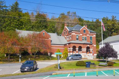 Massachusetts MA, ABD 'nin tarihi kent merkezi Sterling' deki 4 Meetinghouse Hill Yolu 'ndaki Conant Free Halk Kütüphanesi. 