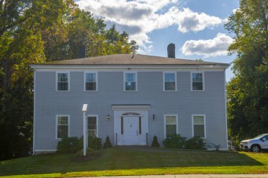 Holden, Massachusetts MA 'nın tarihi şehir merkezinde 1161 Main Caddesi' ndeki tarihi koloni tarzı ev.. 