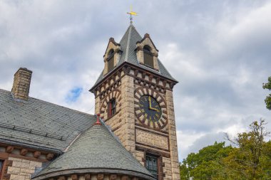 Princeton, Massachusetts MA, ABD 'nin tarihi kent merkezindeki Goodnow Memorial Binası' ndaki Princeton Halk Kütüphanesi. 
