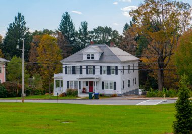 Princeton, Massachusetts MA, ABD 'nin tarihi kent merkezinde bulunan Town Common' daki tarihi konut binası.. 