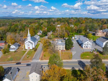 Holden şehir merkezi hava manzarası Birinci Cemaat Kilisesi, Baptist Kilisesi ve ana caddedeki belediye binası, Holden, Massachusetts MA, ABD. 