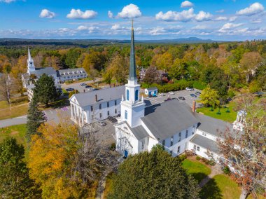 Holden, Massachusetts MA 'nın tarihi şehir merkezinde 1180 Main Caddesi' ndeki ilk Cemaat Kilisesi hava görüntüsü.. 