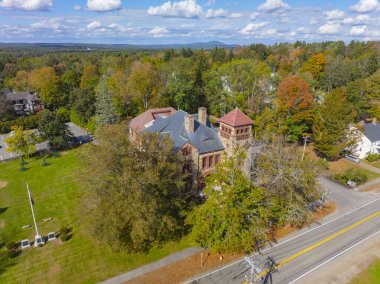 Gale Free Library hava görüntüsü Holden, Massachusetts MA 'nın tarihi şehir merkezinde, Highland Caddesi 23 numarada.. 