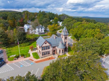 Princeton, Massachusetts MA, ABD 'nin tarihi kent merkezi Goodnow Memorial Binası' ndaki Princeton Halk Kütüphanesi hava görüntüsü. 