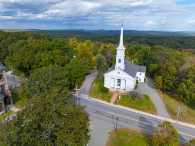 Princeton, Massachusetts MA, ABD 'nin tarihi şehir merkezinde bulunan 14 Mountain Road' da ilk Cemaat Kilisesi hava görüntüsü. 