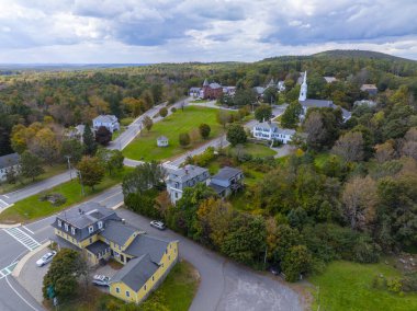 Princeton tarihi şehir merkezi hava manzarası, belediye binası, halk kütüphanesi, Town Common 'daki Birinci Cemaat Kilisesi, Princeton, Massachusetts MA, ABD. 