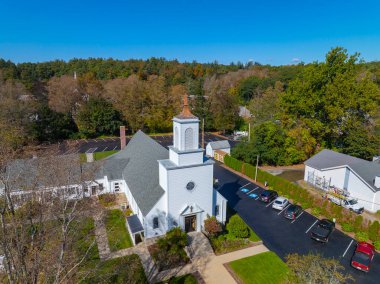 Chichester Katolik Kilisesi 'nden Aziz Richard Sterling, Massachusetts MA, ABD' nin tarihi kent merkezi Sterling, Massachusetts 'teki 4 Bridge Caddesi' ndeki havadan manzarası.. 