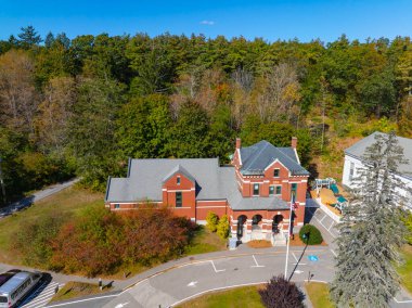 Sterling, Massachusetts MA, ABD 'nin tarihi kent merkezinde 4 Meetinghouse Hill Yolu' ndaki Conant Free Public Library hava görüntüsü. 