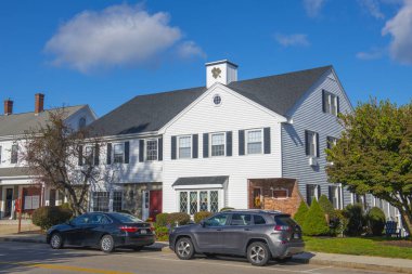 Batı Caddesi 'ndeki tarihi ticari binalar Walpole Town' un yanındaki tarihi şehir merkezinde, Massachusetts MA, ABD. 