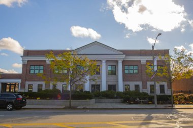 Tarihi Walpole kasabası merkezi, Massachusetts MA, ABD 'deki ana caddenin yanındaki tarihi ofis binası.. 